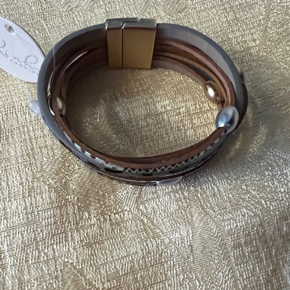 Reversable Leather Bracelet - Picture 3 of 8